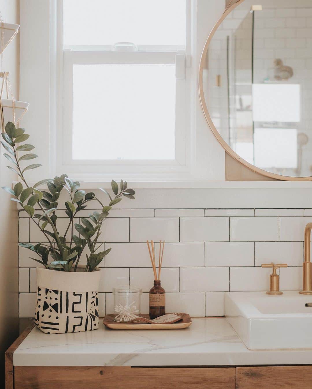 W E Y L I Eさんのインスタグラム写真 - (W E Y L I EInstagram)「Finally a clean bathroom! I’ve been putting off cleaning the bathroom for about a week now and it was covered in hair & dust 😅 I also just noticed today that my plant is getting so big! 🌱」8月24日 5時04分 - weylie