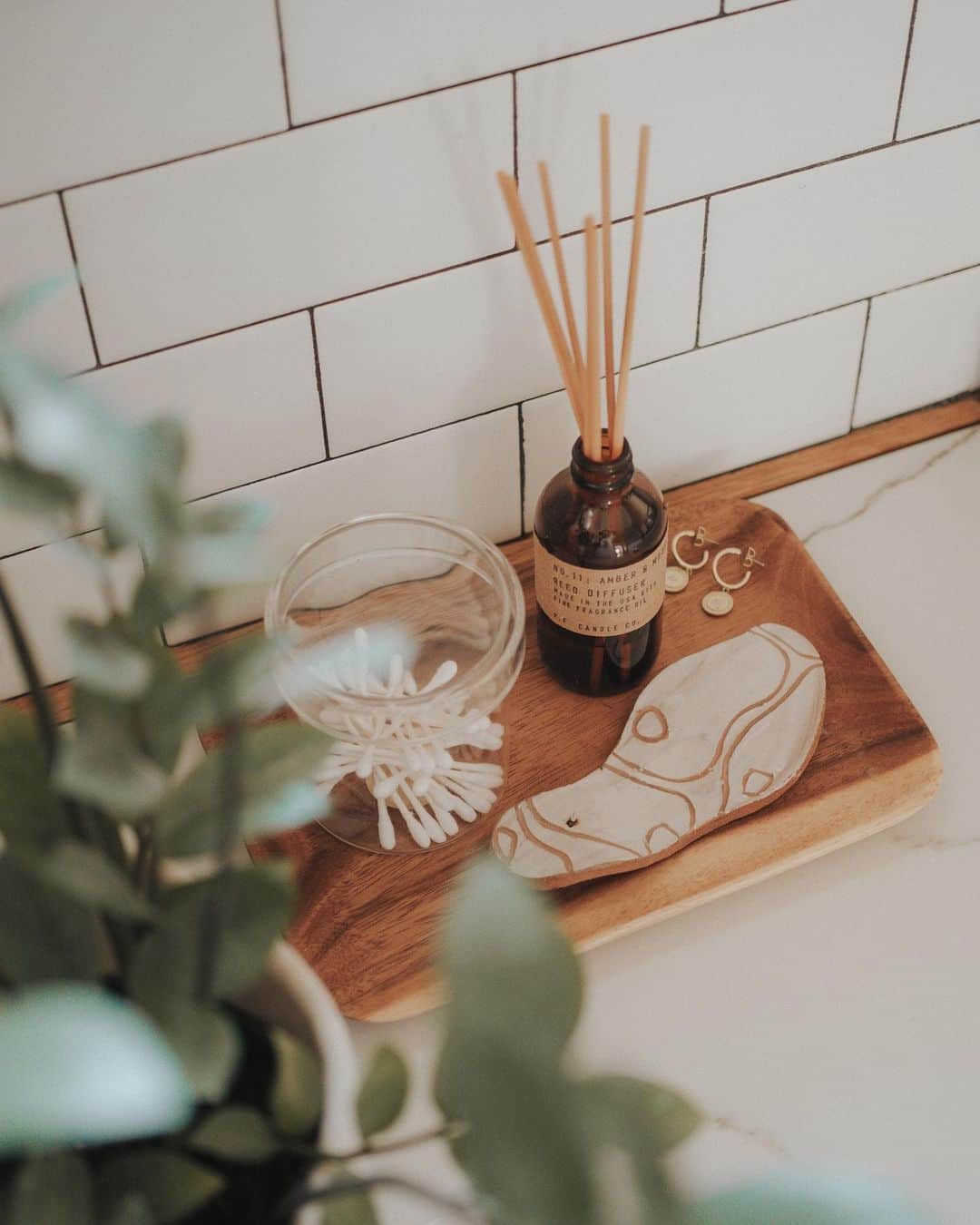 W E Y L I Eのインスタグラム：「Finally a clean bathroom! I’ve been putting off cleaning the bathroom for about a week now and it was covered in hair & dust 😅 I also just noticed today that my plant is getting so big! 🌱」