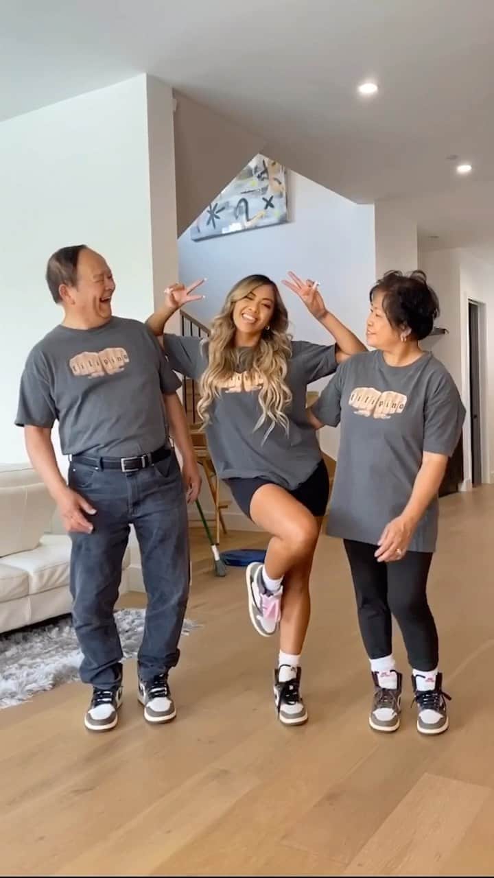 リアン Vのインスタグラム：「Rockin our new @shoplianev Filipino T’shirts 🇵🇭❤️ Order yours 🥰」