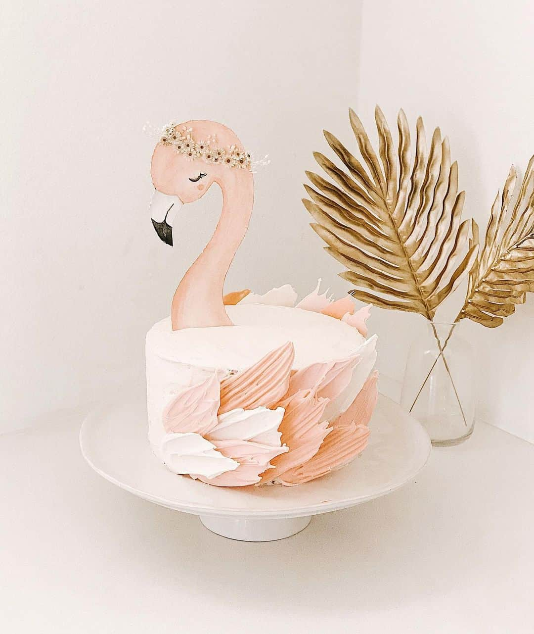 ケリー・マレーさんのインスタグラム写真 - (ケリー・マレーInstagram)「Rys flamingo cake that was surprisingly more simple than it looks! A lot of you asked for a tutorial on stories but I suck at those and promise you could do it too with a little patience: @odettewilliams chocolate cake recipe (8” stacked....vanilla would have been better but my kids only eat chocolate!)/ vanilla buttercream frosting / candy melt wings / hand painted head on thick watercolor paper / mini dried flower crown. You got this 👊🏼」8月24日 5時11分 - kelli_murray