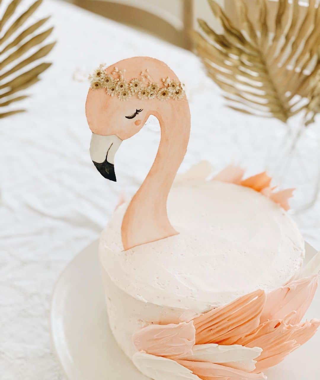 ケリー・マレーさんのインスタグラム写真 - (ケリー・マレーInstagram)「Rys flamingo cake that was surprisingly more simple than it looks! A lot of you asked for a tutorial on stories but I suck at those and promise you could do it too with a little patience: @odettewilliams chocolate cake recipe (8” stacked....vanilla would have been better but my kids only eat chocolate!)/ vanilla buttercream frosting / candy melt wings / hand painted head on thick watercolor paper / mini dried flower crown. You got this 👊🏼」8月24日 5時11分 - kelli_murray