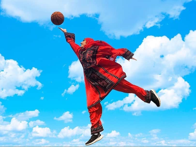 E! Onlineさんのインスタグラム写真 - (E! OnlineInstagram)「"Basketball has a special place in my heart. I’ve played it ever since I can remember. It’s not as common in the balochi culture. In fact, playing sports isn’t normalized amongst Baluch girls. Let's normalize and support girls in sport!" -Halima Hossinzehi/ @mama.limaa  (📷:Fahima Wakeely/ @mustafa_6ups / @sarah.hossinzehi)」8月24日 5時17分 - enews
