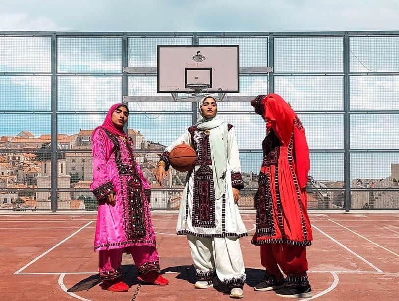 E! Onlineさんのインスタグラム写真 - (E! OnlineInstagram)「"Basketball has a special place in my heart. I’ve played it ever since I can remember. It’s not as common in the balochi culture. In fact, playing sports isn’t normalized amongst Baluch girls. Let's normalize and support girls in sport!" -Halima Hossinzehi/ @mama.limaa  (📷:Fahima Wakeely/ @mustafa_6ups / @sarah.hossinzehi)」8月24日 5時17分 - enews