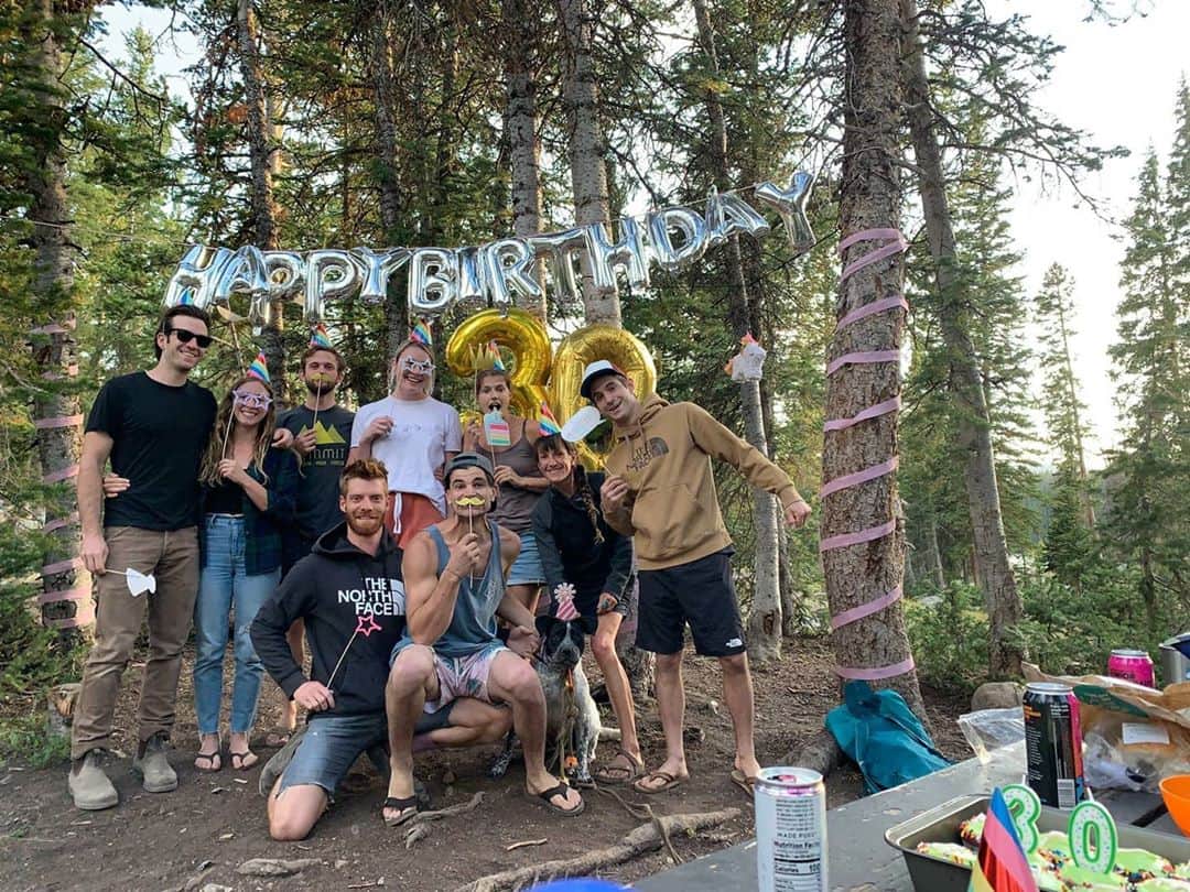 のインスタグラム：「This is the end of my "birthday week" and I just joined the 30's club 🎉  Grateful to have spent it with my loves @joshlrsn and Lulu 🐶  and hanging with my homies. On my B-day  @michaelakiersch and I started with an exhausting climbing challenge at the @thefrontslc (15 greens & 15 pinks) and then we all went camping up in the Uintas. @clairebuhrfeind and @michaelakiersch nailed the camping decor and my first piñata experience 🎈😘   Thank you all for the birthday wishes, with special thoughts to my family and friends in France/ Europe who I couldn't share it with... but you're used to it by now 😅」