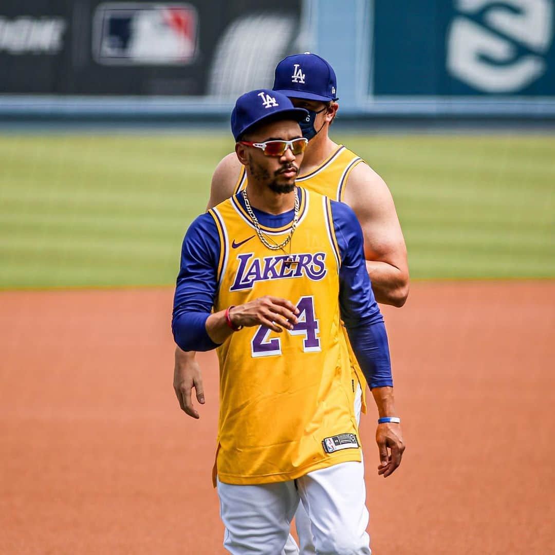 MLBさんのインスタグラム写真 - (MLBInstagram)「Every Dodger wears a Kobe jersey pregame in LA. #MambaMentality」8月24日 5時26分 - mlb