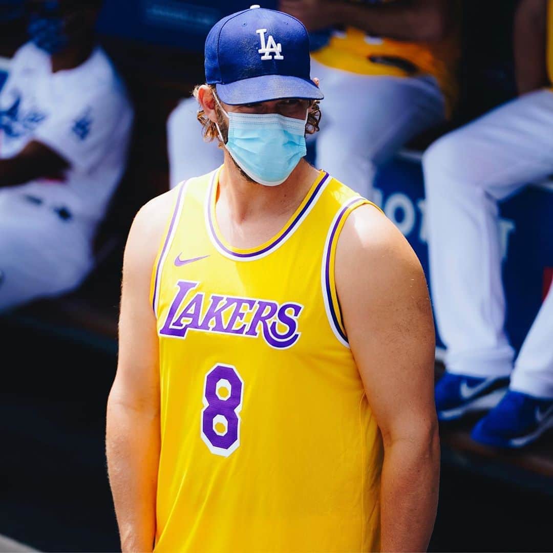 MLBさんのインスタグラム写真 - (MLBInstagram)「Every Dodger wears a Kobe jersey pregame in LA. #MambaMentality」8月24日 5時26分 - mlb