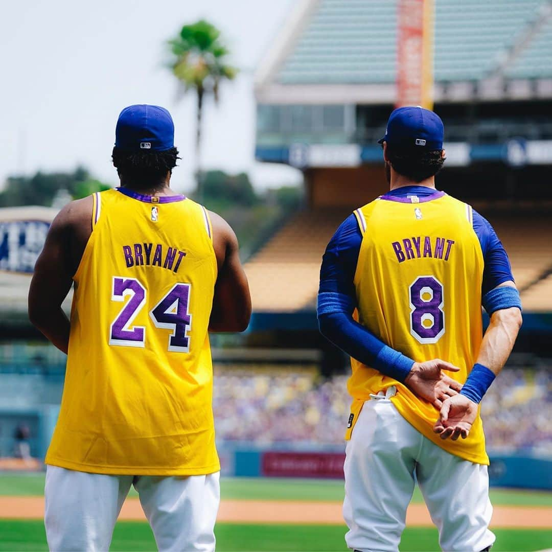 MLBさんのインスタグラム写真 - (MLBInstagram)「Every Dodger wears a Kobe jersey pregame in LA. #MambaMentality」8月24日 5時26分 - mlb