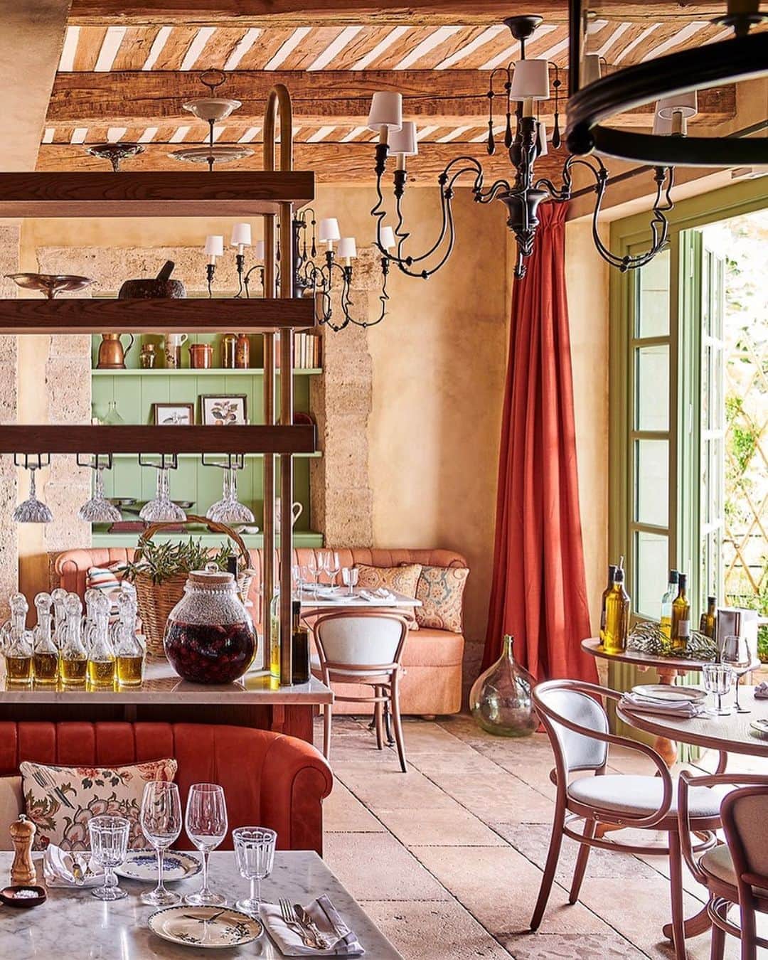 Vogue Parisさんのインスタグラム写真 - (Vogue ParisInstagram)「#VogueAddressBook In the heart of the Bastide de Gordes, one of the most beautiful hotels in Provence, restaurant @CloverGordes boasts a menu by @JeanFrancoisPiege with dishes like wild squid carbonara, local tomato salad and churros with chocolate and vanilla ice-cream.  @airellesgordes」8月24日 5時40分 - voguefrance