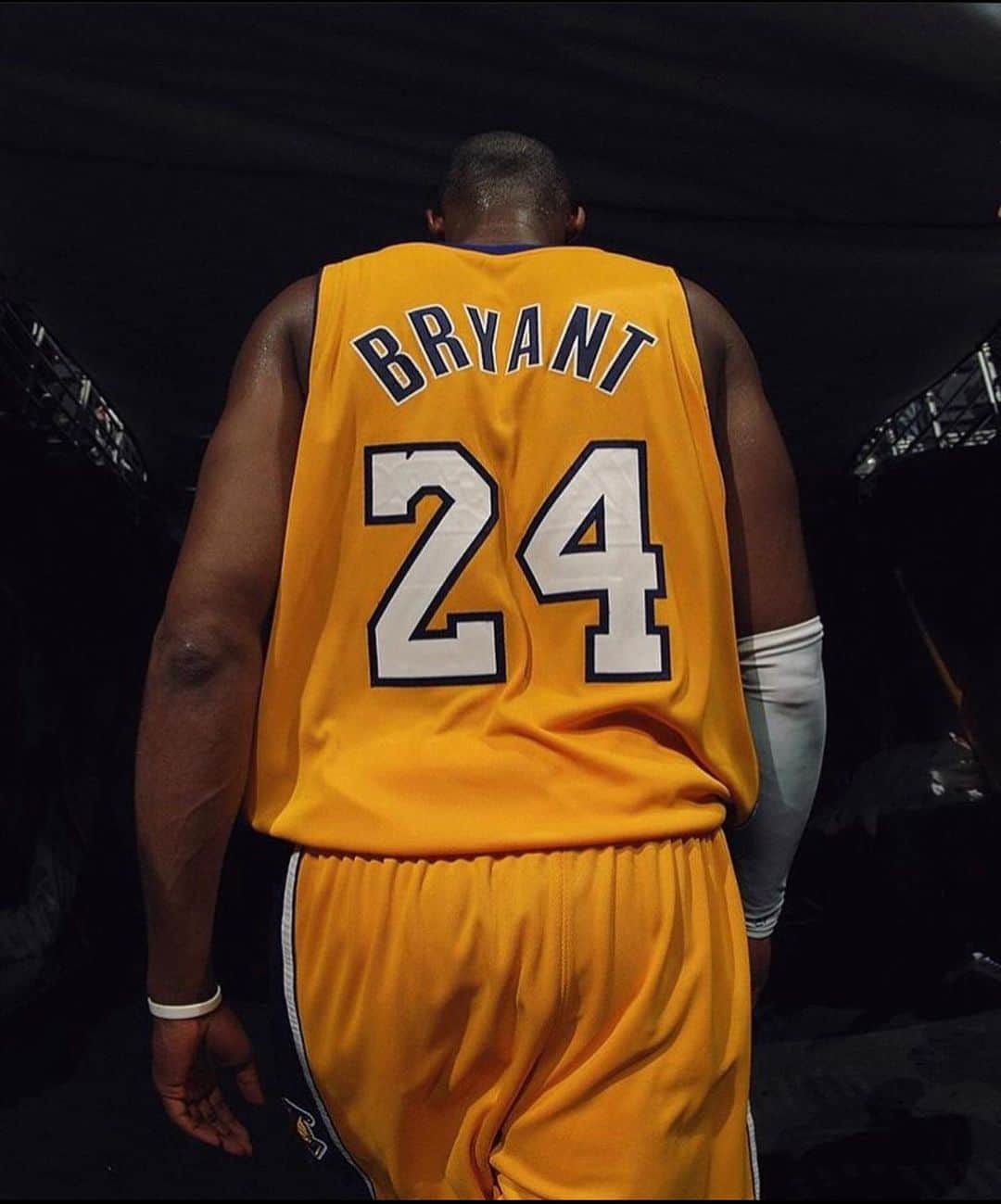 のインスタグラム：「Many people will walk in and out of your life, but only true friends will leave footprints in your heart. -Happy Born Day Bean We Miss You Champ #STAYME7O」