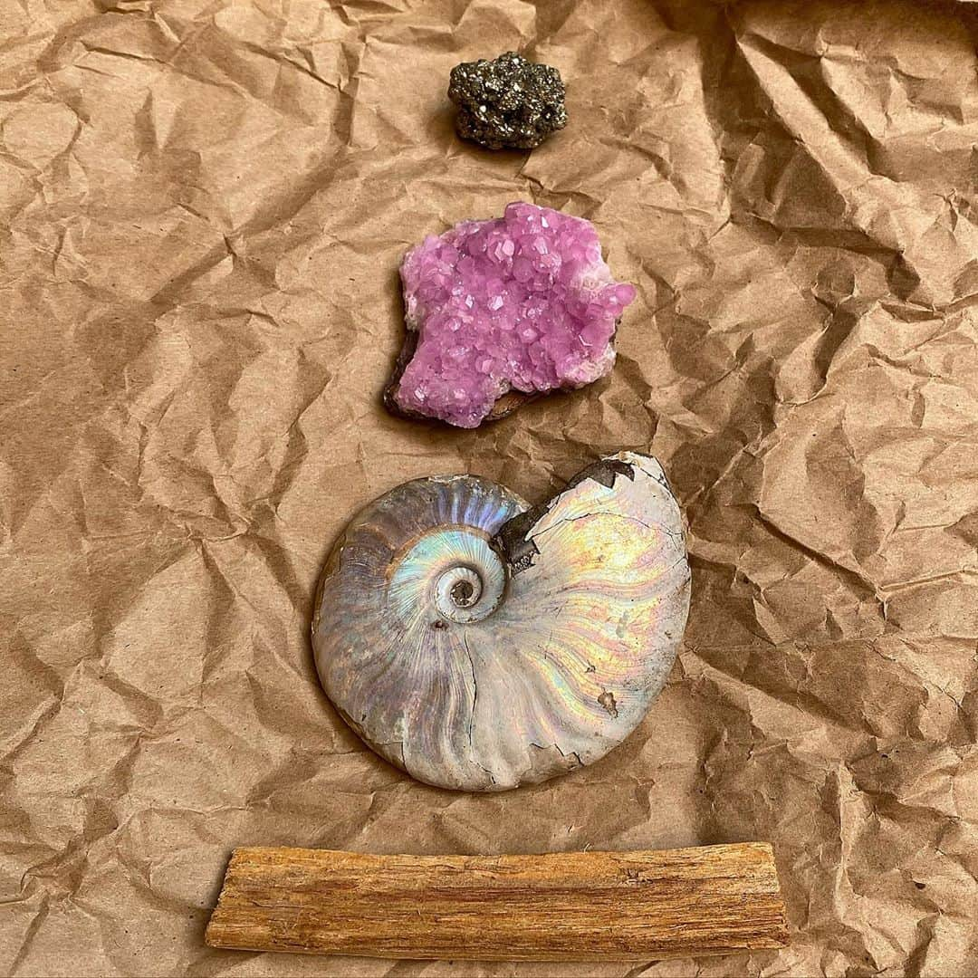 キャサリン ミッシェルさんのインスタグラム写真 - (キャサリン ミッシェルInstagram)「Little treasures making me happy 🧚🏼‍♀️: Palo santo, ammonite and bright pink cobalt calcite ( the emotional healing stone) I found @_ethereal_earth and a pyrite on top, gift from my astral sis @caroline_wachsmuth 🧜🏽‍♀️#raiseyourvibration #highfrequency #jewelryasmedecinecm #gems #precious #stones #geology #crystals #love #supportsmallbusiness #shoplocal #oahu #kahuku」8月24日 5時37分 - catherinemichiels