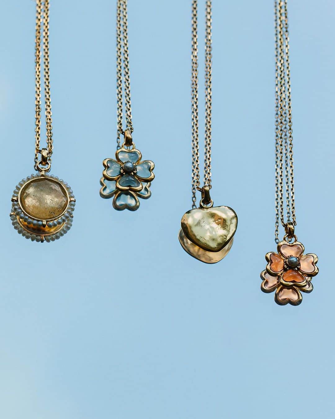 グーセンス パリのインスタグラム：「TALISMAN pendants to mix-and-match. . . . #📷 by @alix.marnat」