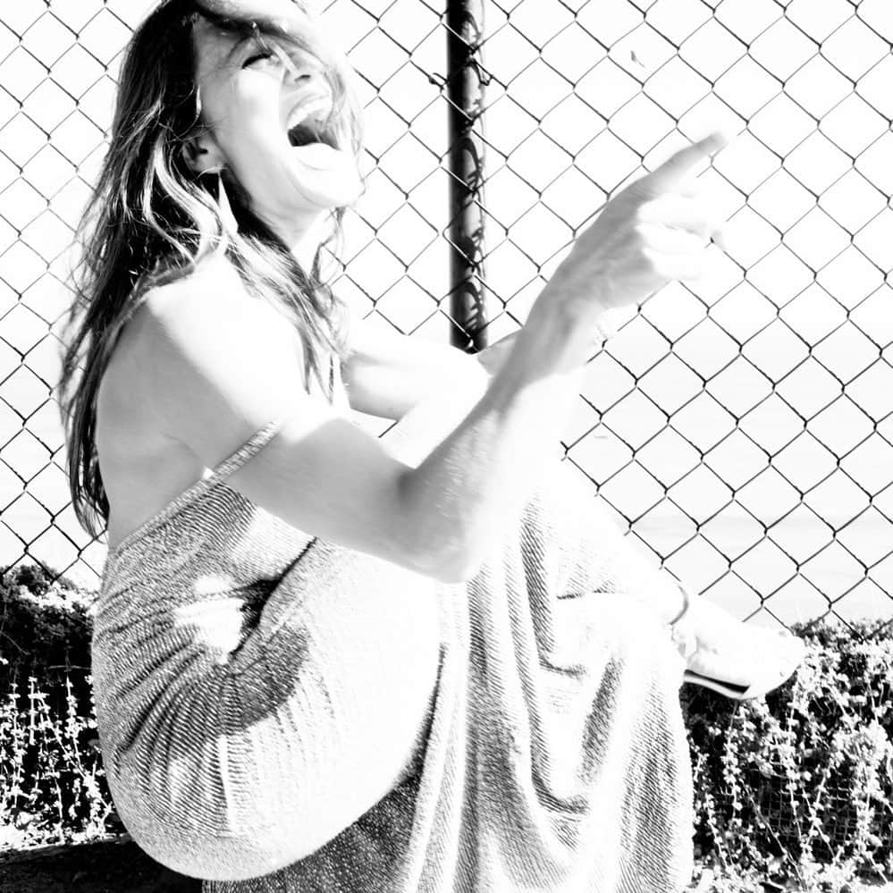のインスタグラム：「#challengeaccepted from @kelsiWinter, the amazing and beautiful elder sister of my powerful daughter, @siennanemone   Shades of a Woman  In between the posturing, the posing, the “perfection” lies the truth of her relationship to self: Strap down, hair wild, unable to control the mess, She laughs.   But swipe and look more deeply into the posturing, the posing, the “perfection,” for herein lie the shades of the woman.  Perhaps not her style, her surroundings nor lashes, but her essence is moving through, breathing life onto the page, exposing aspects of Her that most would not have the privilege, the courage, the trustworthiness to experience.   Thoughtful, determined and vulnerable; sensual, powerful, playful and curious: She is all these and more.   There is no need to prove them, to own or disown them, to hide or to show, approve or disapprove of. She has only to allow Herself to honor them in their truth; to hold her Selves with compassion as She learns to negotiate the feelings of each and every shade as they emerge and eternally evolve.     The true power of a woman is in her ability to embrace herself in every phase of the #TrippleGoddess: the Maiden the Mother the Crone, and in doing so, inviting in the true power of the Divine Masculine: his ability to recognize, acknowledge and honor the magic that is Her.  Virenia  For my magnificent #daughters and all whom have ever been. You #inspire me endlessly Mama Nia   @galunderwaterphotography @madimyerscook  @hrodriguezphotos @therealityofmyillusion」