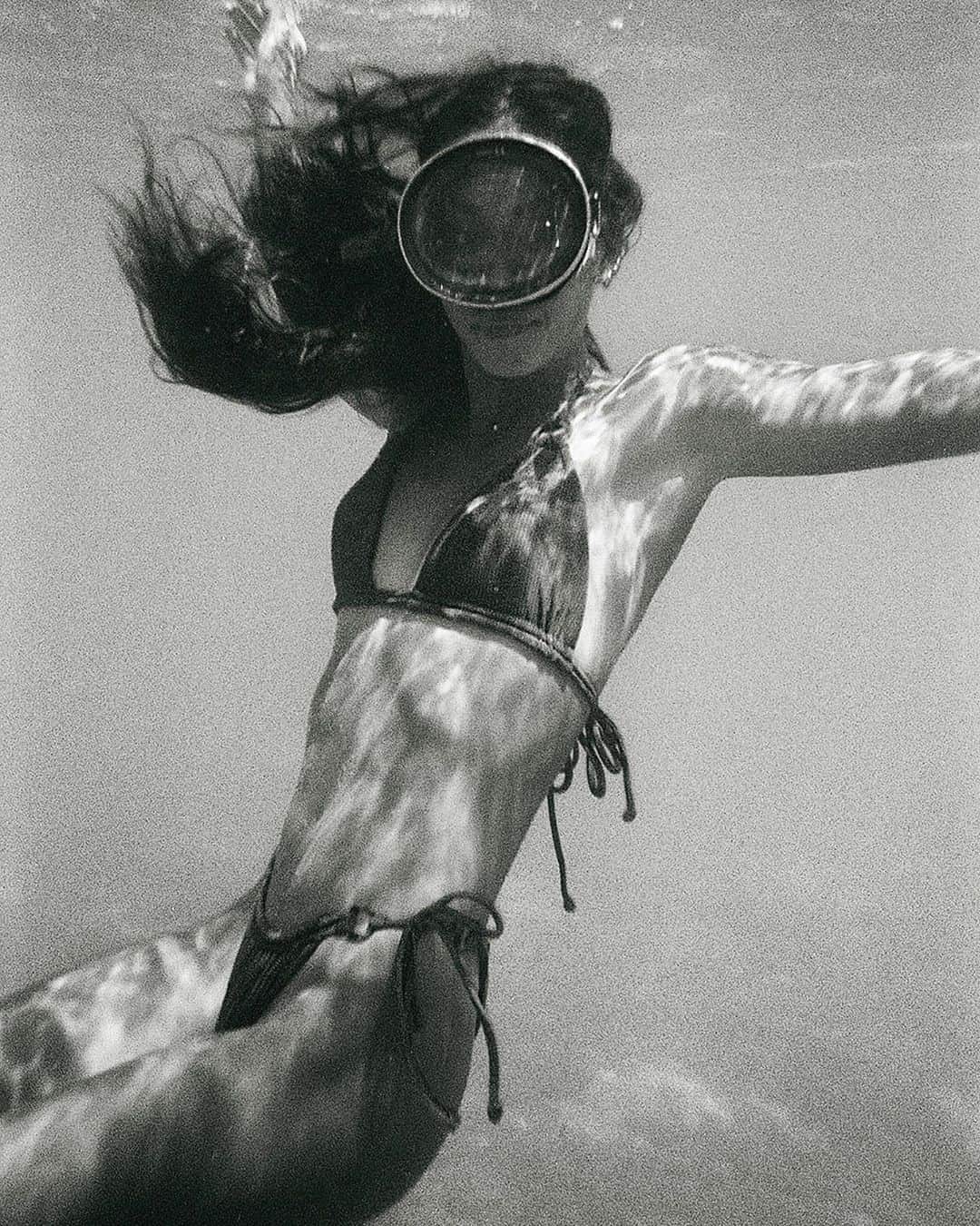 マリア・マーフィーのインスタグラム：「Film under the sea 💕 @issademar」