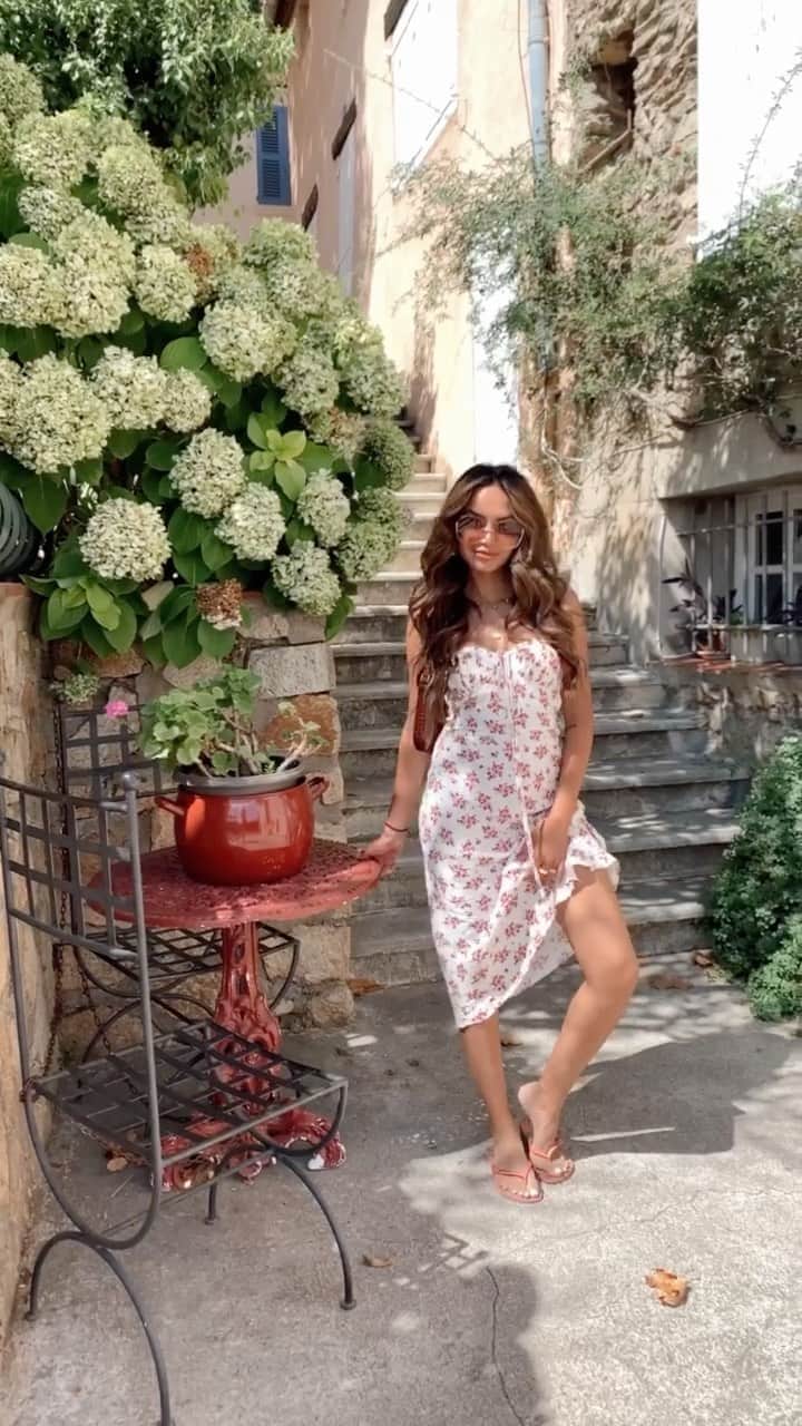 Diipa Büller-Khoslaのインスタグラム：「OOTDii #1: Holiday Edition Wearing @reformation dress @longchamp sunglasses and @byfar_official  Do you guys want more Outfit of the Day looks? #feelitreelit #reel」