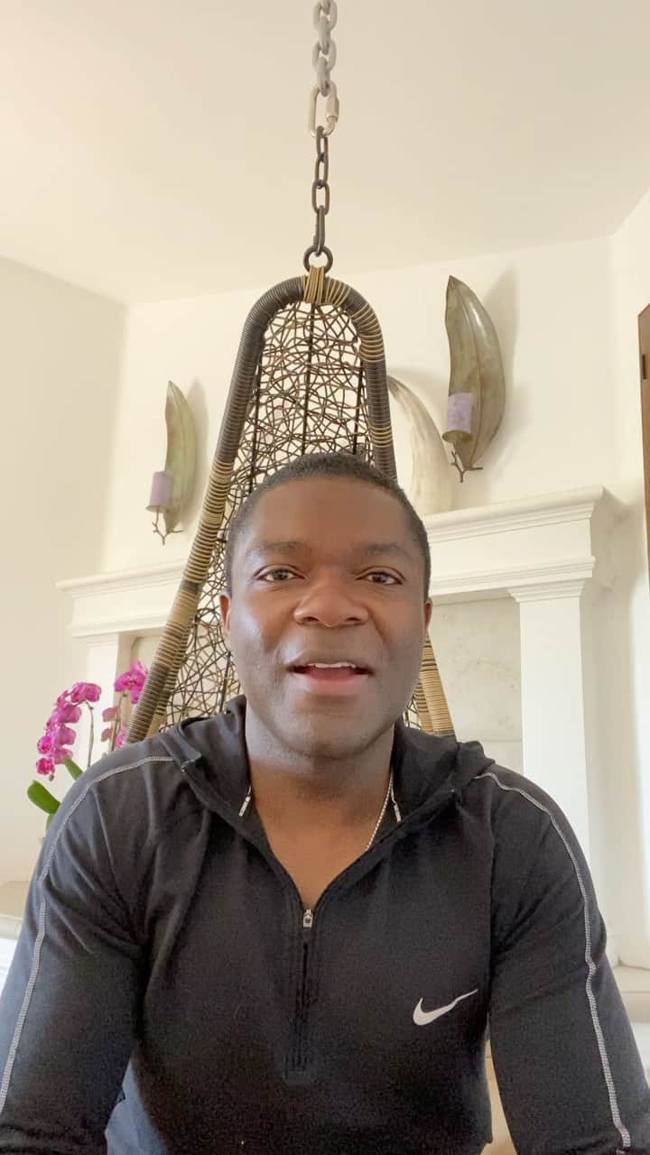 エミリア・クラークのインスタグラム：「The masterful, Uber talented @davidoyelowo reads ‘Praying’ by Mary oliver.  He is dedicating this beauty of a poem to @childrenshungerfund a wonderful charity that has dedicated itself to feeding and aiding those children and families experiencing poverty around the world. 🙌🕊   Here’s the prescription as it reads in @thepoetrypharmacy @thepoetryremedy.  Condition: Need for Mindfulness.   Prayer, to many in our secular age, has become a dirty word. The concept is dismissed as fusty or naïve; the practice even more so. And yet, as the popularity of meditation and mindfulness soars, there seems to be a collective longing for a moment of quiet in our busy lives. A moment in which another voice- an internal whisper, all too easily drowned out behind the sirens and chatter of modern life- may speak.   Mark Oakley, a former canon at St Paul’s Cathedral in London, wrote a wonderful book about how- to him- liturgy was poetry. Across religions, he says, the devotional words which we chant, memorise or sing are a king of poetry that links us to the divine. In the case of many religions, those words can be in a language that the worshippers themselves don’t even understand, and yet somehow their cadence is enough to transport us.   It’s not only the religious who can gain from prayer, just as it’s not only the religious who can appreciate a spectacular cathedral, mosque or temple. Prayer is a constant that run through all human civilisations, and it’s there for a reason. In this poem, Mary Oliver reminds us that we are all in need of a doorway into thanks, and a way of relating to the world without our egos. Having found that, we can allow ourselves- even if only for a moment- to feel a quiet gratitude for all the small moments of grace that we encounter daily. We can thank the world around us for containing blue irises, and weeds, and small stones.   Stop in the street, in the garden, on the train. Pay attention. Put together a few simple words that feel right. If you’re very quiet, and very lucky, you might just hear a voice whispering back to you.  Thank you so much David for your beautiful reading!! 🙏🏻❤️👏❤️」