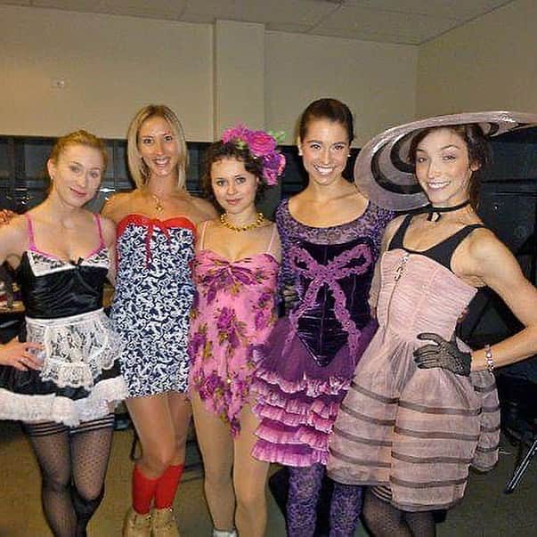 シネイド・ケアーのインスタグラム：「Randomly going through some old show pics and came across these lovelies😁 So fortunate to have skated with these great ladies in some fun shows⛸💪🏻😎 #BetseyJohnson #starsonice」