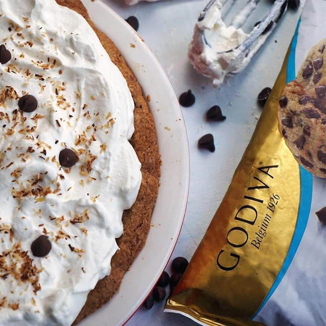 GODIVAさんのインスタグラム写真 - (GODIVAInstagram)「In awe of this Chocolate Chip Cookie Crusted Coconut Cream Pie. 😱 The #SweetSunday options are limitless with GODIVA Baking Chips.」8月24日 6時18分 - godiva