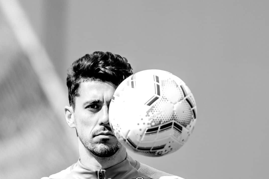 ダニーロ・フェルナンド・アベラールのインスタグラム：「👀⚽️🖤」