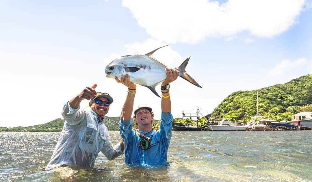 Costa Sunglassesのインスタグラム：「Raise 'em up. 📷: @kkronenberg2 #SeeWhatsOutThere #BornOnTheWater」