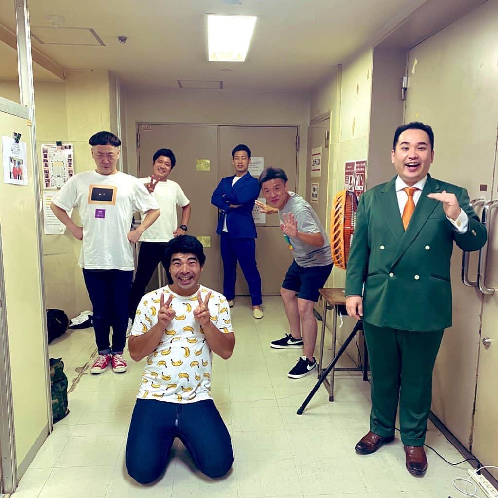 駒場孝のインスタグラム：「幕張2回目出番、ちびっこが手作りの「ベルマーク」と「ねるねるねるねの2の粉」うちわ振ってくれてまして笑ってしまいました！ ありがとうございました！ みなさんもミルクボーイのつかみうちわを作って劇場来てみてください！  そして18時からはインポッシブルとうるとらブギーズのライブに呼んでもらってます！ 当日券も、オンラインチケットもあります！ 絶対面白いと思うので是非です！」