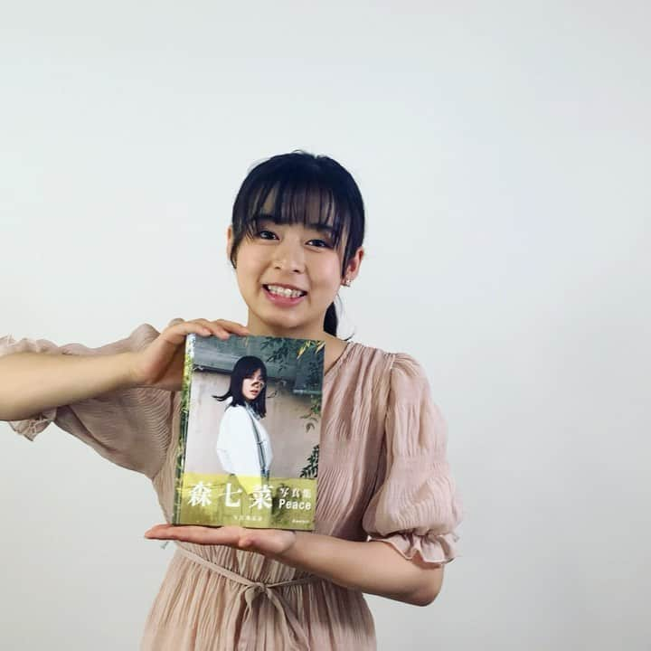 森七菜のインスタグラム：「ファースト写真集「Peace」8月31日の発売を前に重版が決まりましたー‼️﻿ 予約してくださった皆さまありがとうございます😊あと1週間でお手元に届きますよーー！！﻿ ﻿ そして…﻿ HMV＆BOOKS SHIBUYA、HMVパークプレイス大分の2店舗内にて、刊行記念パネル展の開催も決定しました。﻿ 8月31日からです。お近くの方はぜひ足を運んでいただけると嬉しいです💕﻿ （詳しくは各店舗のサイトやSNSをご覧くださいっ！！﻿） ﻿ さらに、、﻿ 写真集『Peace』内に同梱されているアンケートハガキにご協力頂いた方の中から抽選で7（七菜）名様に森七菜直筆サイン入り写真集『Peace』をプレゼントいたします。﻿ ﻿ お楽しみに〜✨✨﻿ ﻿ #写真集Peace #発売まであと7日！」