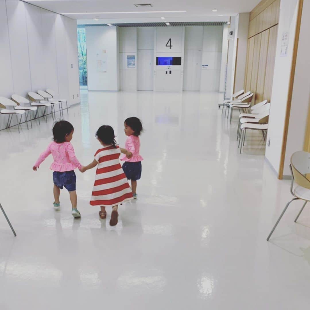 田中雅美さんのインスタグラム写真 - (田中雅美Instagram)「公共プールで保育園のお友達にバッタリ会えた♡  ・ ・ 元気で可愛い双子ちゃん😍  ・ ・ 保育園の外で会うと少し緊張するみたいで、最初はどう接したらいいのかしら…みたいな空気で、それもまた可愛くて、、、  ・ ・ でもすぐにお手て繋いで、仲良く駆け回り。  ・ ・ お友達のおかげで、何倍も楽しい日曜日となりました😊  ・ ・ #公共プール #保育園のお友達 #双子ちゃん #可愛い #癒されました」8月24日 15時55分 - tanakamasami_official
