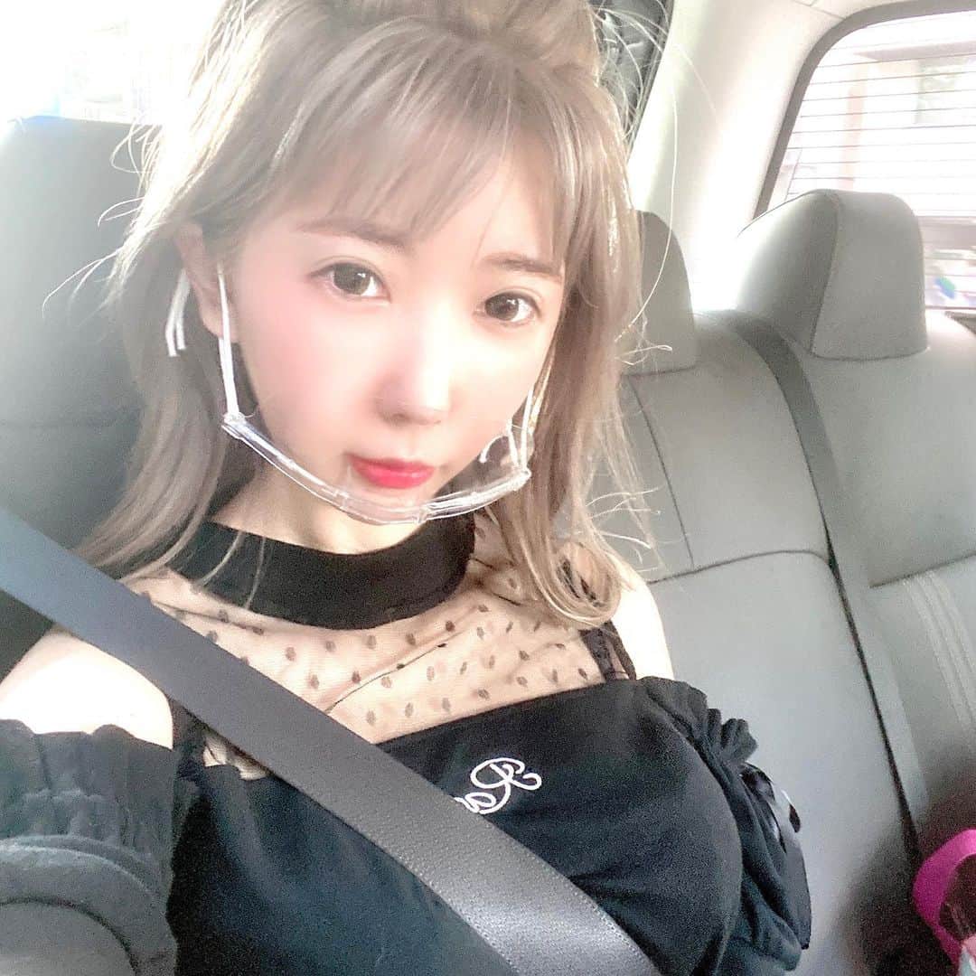 りんか社長のインスタグラム：「この透明マスクめちゃ便利♡ 夏の暑い時期に蒸れないし ちゃんと鼻も口も覆ってくれて むしろ白い普通のマスクよりウイルスも通さないプラスチックだから安心☺️✨  今日は4箇所で打ち合わせ！ 東京動き回ってるけど、車と打ち合わせ先もプラスティックの仕切りがあって、 本当に安全だなーと思います。  みんなは今日もお仕事ですか？☺️💕  #透明マスク #ウイルス対策 #マスク #リップ #最新マスク #おしゃれなマスク #オシャレマスク」