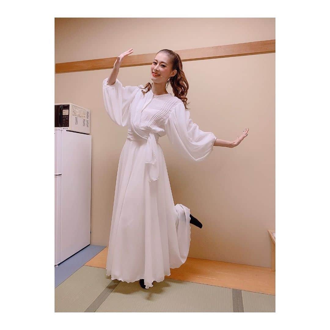 夢月せらのインスタグラム：「思ひ出⑥  ラストは着替えの様子を… ❶オープニング この白のお衣装は随所に出てきました。これを着ると1番落ち着いたかも笑 ❷結婚パーティー オープニングからの早替わりだったけどだんだん慣れて普通に着替えられるようになってた笑 髪型も変えてたしね🌷 ❸カモメ ファリア司祭のナンバーでカモメ3羽踊って(走って？)いたのです。お分かり頂けただろうか…笑 ❹謝肉祭 1番気合いを入れ続けたナンバーかもしれない。ここから次も殺陣だったし。クルクル回ったり持ち上げられたり。謝肉祭:( ;´꒳`;): ❺山賊 謝肉祭からの早替わり。私、皆が剣とか持ってる中、オノ🪓持ってたんです笑 ❻ダングラール夫人エルミーヌ 旦那さん、ヴァンパに捕まったけど、本当はとってもいい人なんですよ☹️ ❼ギリシャの市民 走り回って逃げ回って刺されまくったしみんでした…実は、片側をコーンロウ風にする髪型がこだわりがありました笑 ❽ヴィルフォール夫人エロイーズ モンテ・クリスト伯から毒をもらうお母様… ❾エロイーズ ヴァランティーヌに毒を盛る芝居。すっごく好きだった🤭 ⑩ヴァランティーヌの葬式 ヴェールかぶって舞台稽古でたら面白いからだめって却下されたの懐かしい笑  こんなに色々させてもらえて本当に楽しかったなー😆 舞台裏ずっと走ってたなー笑」