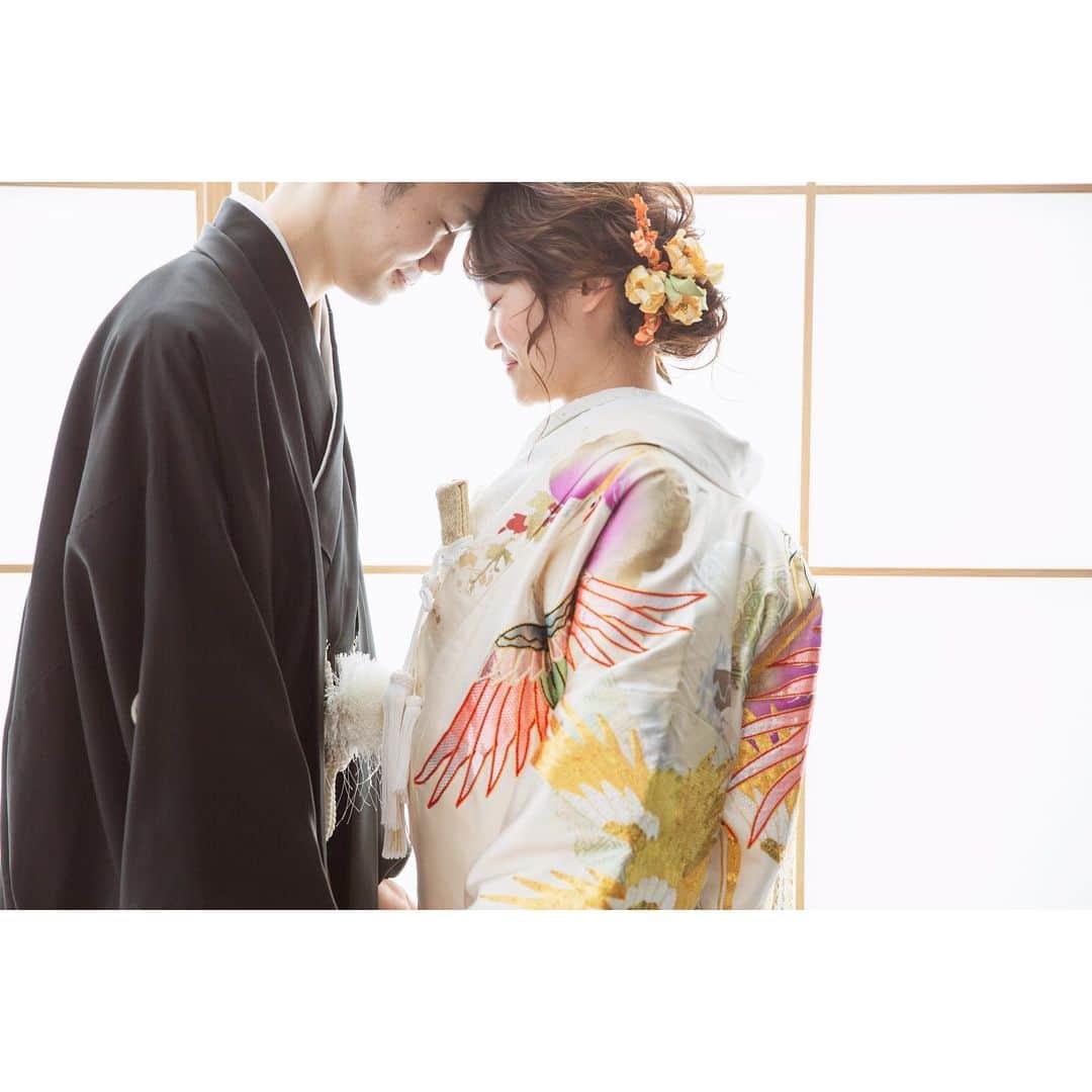 SWITCH SHOOTING PHOTO MAISONのインスタグラム：「お着物にあった色合いやテイストのヘアメイクやヘアパーツでトータルコーデをご提案いたします✨ . 表参道 @switch.omotesando﻿ 大阪 @switch.umeda ﻿ 横浜 @switch.yokohama﻿ 札幌 @switch.sapporo﻿ 鹿児島 @switch.kagoshima﻿ 品川 @switch.shinagawa﻿ . #switch表参道#switchomotesando #前撮り#後撮り#ウェディングフォト#フォトウェディング#フォトスタジオ #ブライダルフォト#結婚写真#結婚式前撮り#プレ花嫁﻿#花嫁準備﻿#ブライダルヘア#ウェディングヘア#おしゃれ花嫁#ドレス試着#結婚式#日本中のプレ花嫁さんと繋がりたい#ウェディングドレス#カラードレス#タキシード#和装前撮り#色打掛#白無垢#韓国フォトウェディング#関東花嫁﻿#東京花嫁」