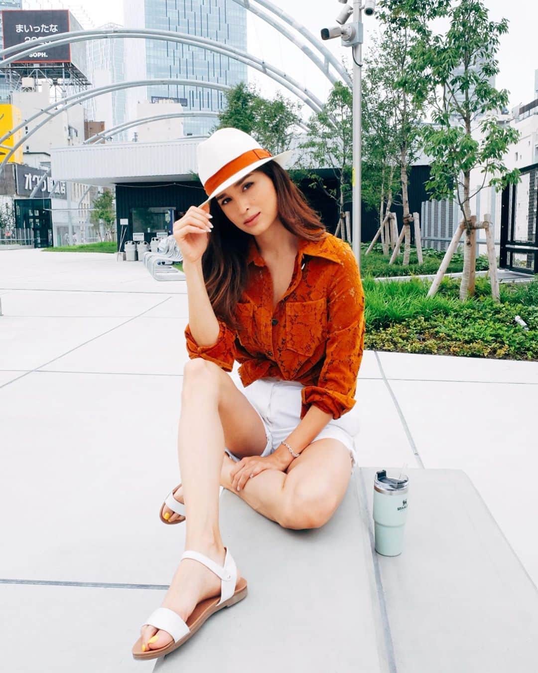 のインスタグラム：「渋谷の宮下公園新しく生まれ変わった🌿 ・ この前屋上に行ってみました☺️🍃 ・ お店や、レストランがたくさん入っていて、 散歩するだけでも楽しい🚶‍♀️✨ ・ Coffee break at Miyashita Park🌿🍃 ・ Photo by @diegoacaqui  ・ #shibuya#tokyo2020#miyashitapark #tokyosports#宮下公園#渋谷#夏#東京2020」