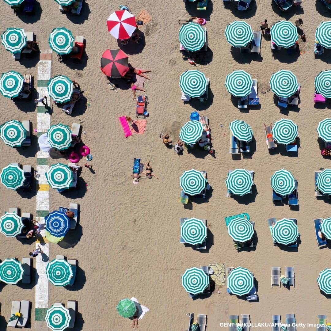 ABC Newsさんのインスタグラム写真 - (ABC NewsInstagram)「Aerial photograph shows parasols on a beach in Albania, as a heatwave sweeps through Europe. #beach #heatwave #parasol」8月24日 16時08分 - abcnews