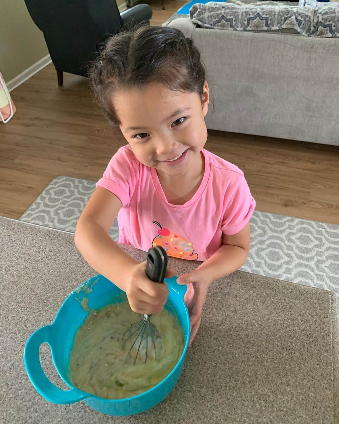 エリナ シルカのインスタグラム：「My little kitchen helpers🥧🧁🍰 最近はお手伝いが大好き〜！ってすぐ飽きてどっか行っちゃうけどね😂😂」