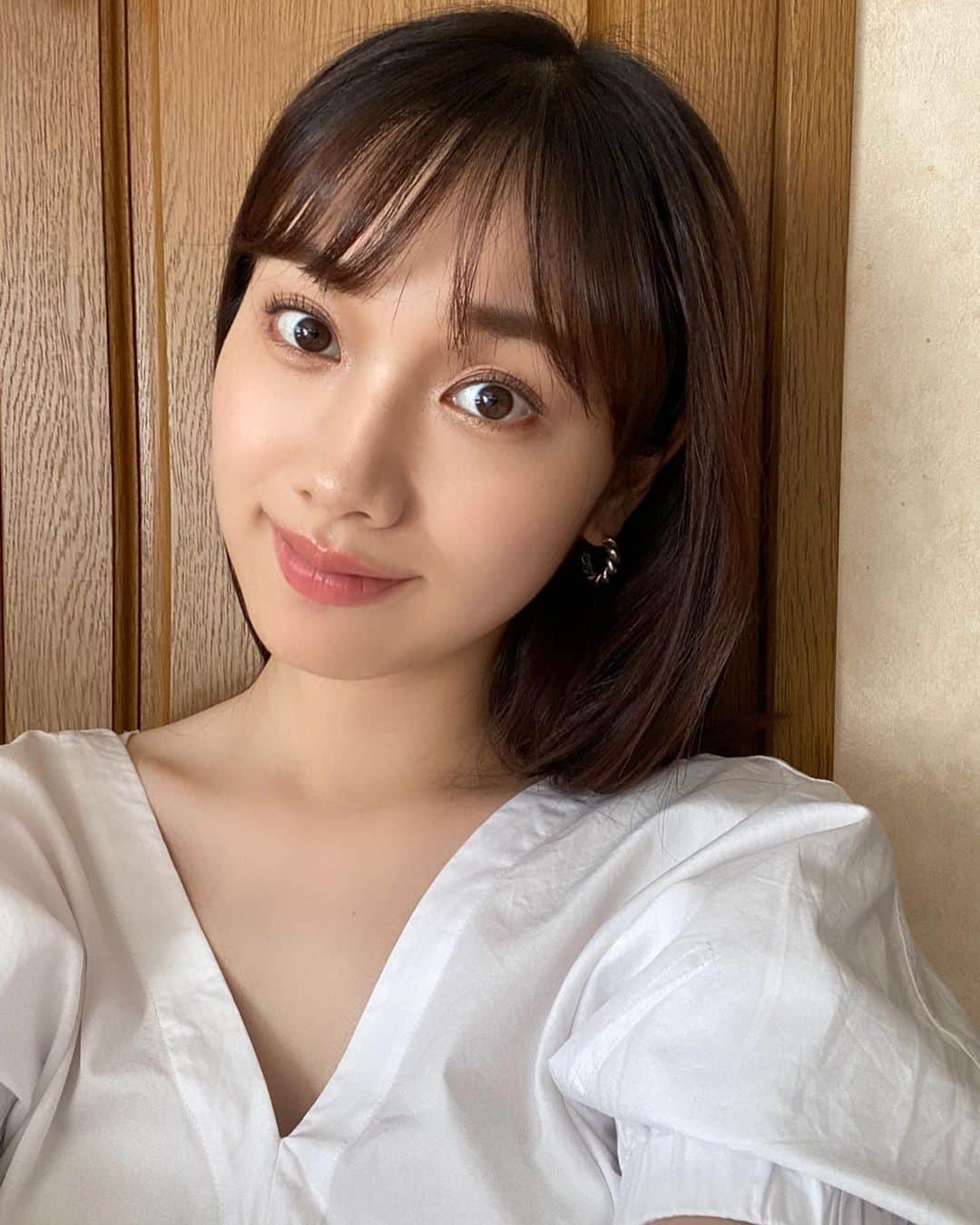 海野ナルのインスタグラム：「小さめのピアス探し中…✨ なんか可愛いのないかなー☺️ アイシャドウもキラキラのほしいな☺️✨ 投稿久しぶりになってしまいました🙋‍♀️」