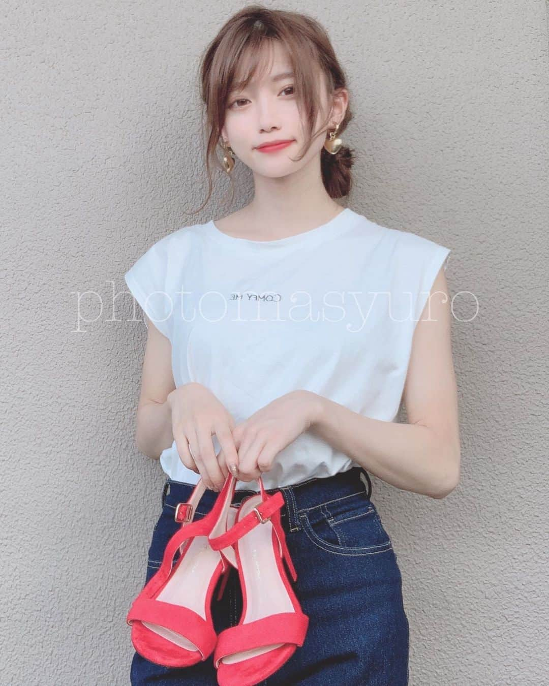 ましゅろ～さんのインスタグラム写真 - (ましゅろ～Instagram)「デニム白teeに赤い靴かわいい🍎  ﻿ ﻿ tops :﻿ @mystic_pr  shoes : ﻿ @amberray.jp   #ミミエモイ #ハイヒール#フラットヒール#ヒール交換 #通学ファッション#大学生#ましゅコーデ#160cmコーデ #fashion#ootd#ootdfashion」8月24日 16時17分 - photomasyuro