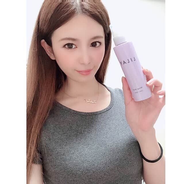 栗林里莉のインスタグラム：「♡ 最近使ってるオイルミストLILAY Wrap Mist🎶 . お風呂後のお肌へのうるおい補給や、ヘアミストなどに使えて、ハーブの香りでスッキリとした使用感☺️ . 天然由来成分が96%配合されててお肌に優しいのもお気に入り♡ . UVケア成分も含まれてるから季節問わず使えるのもうれしいね！ . 公式ECショップ、kolmetokyo、Amazon、バライティショップで発売中なので気になる方は是非使ってみてちょ💡  #lilay  #オイルミスト #栗林里莉 #ririkuribayashi #japanese」
