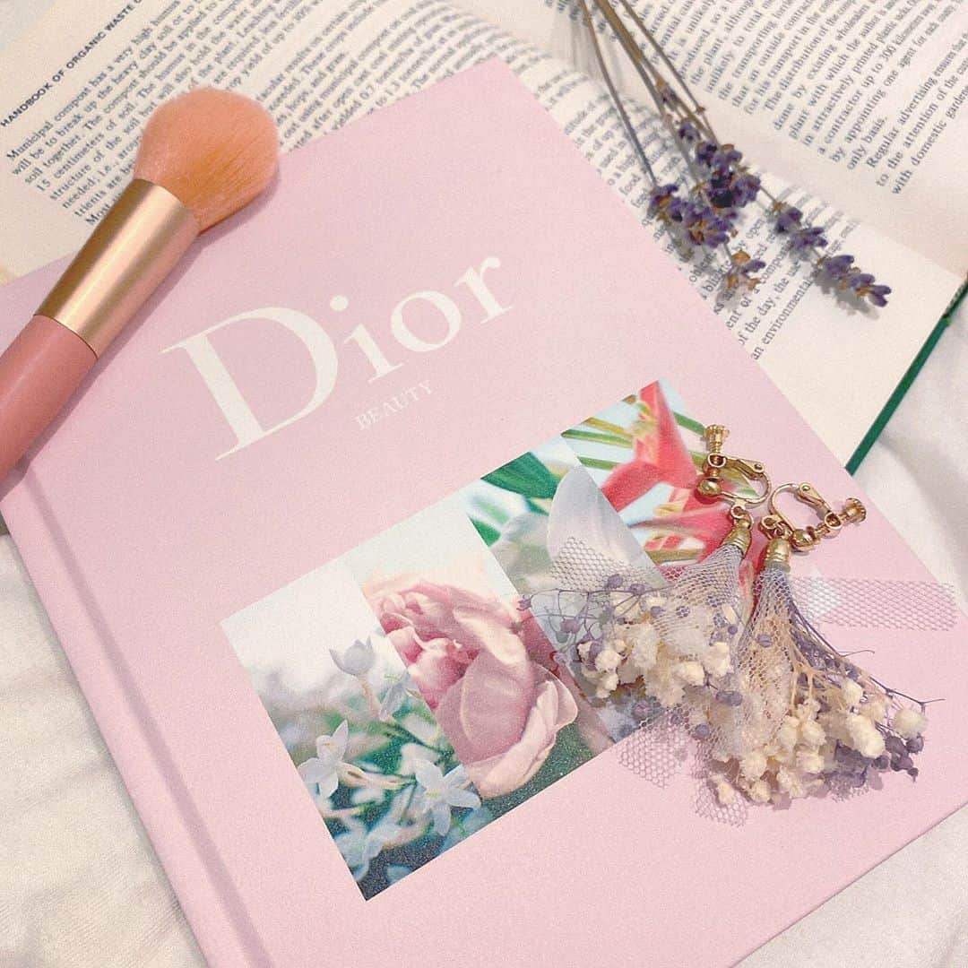熊江琉唯さんのインスタグラム写真 - (熊江琉唯Instagram)「かわいいイヤリングを購入したので動画撮影で今度つけてみたいと思います💐💫 ． 最近の雑誌の付録、ほんとにレベル高い… Diorノート可愛くてOggi秒で買いました☺️💓 ．  #イヤリング #ノート #Dior #diorノート #付録 #雑誌付録 #cosme #earrings #fashion #置き画」8月24日 16時36分 - ruikumae
