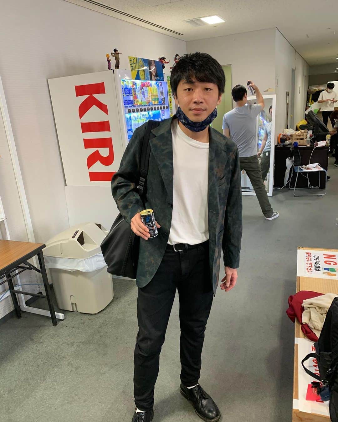 池田真一のインスタグラム：「そう言えば昨日劇場にジャーナリストおったな〜 後ろは見習いのロックンローラーです！」