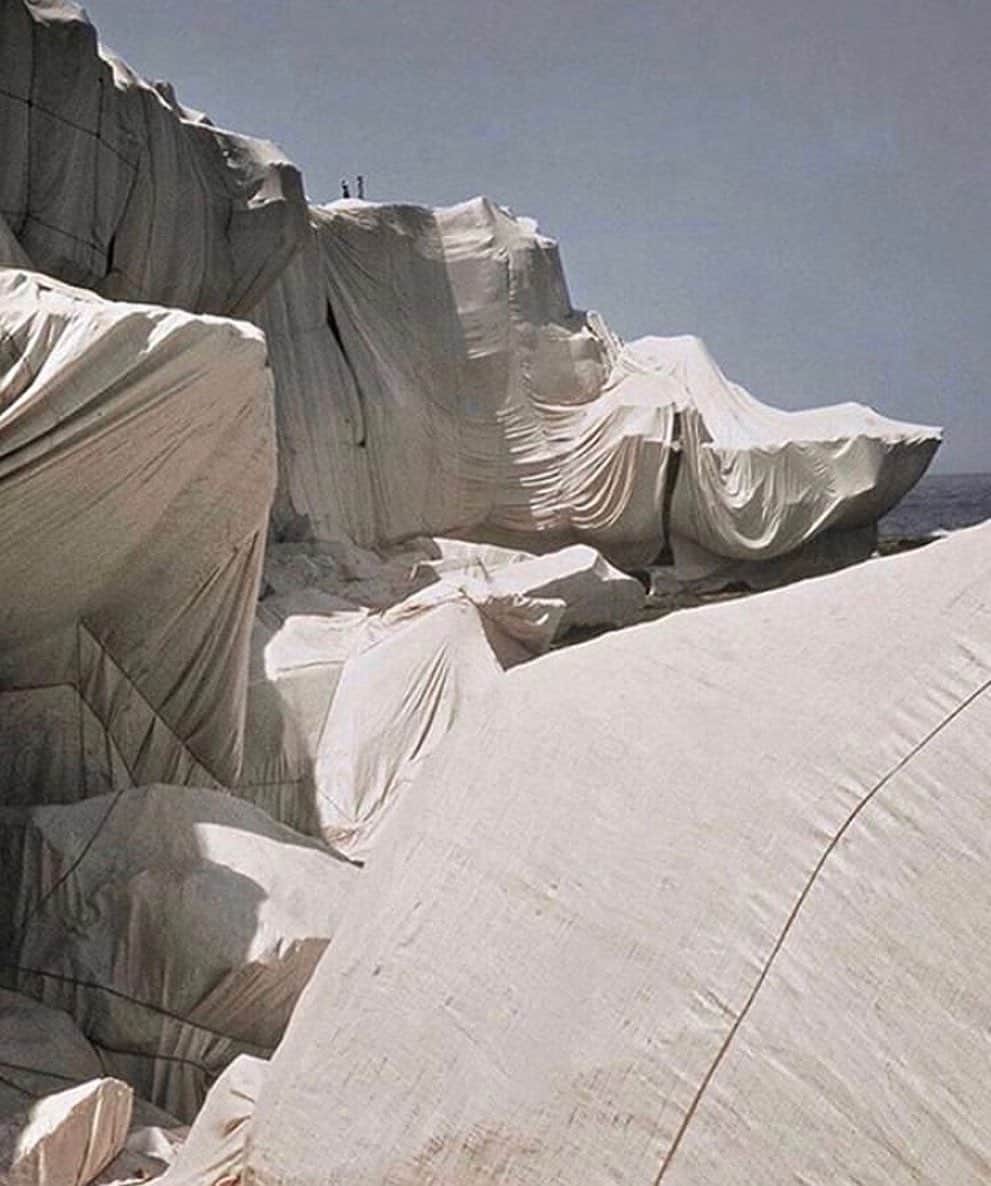 エステルデヴェのインスタグラム：「Christo & Jeanne Claude, Little Bay, Sydney, 1968 via @thibautmathieuad」