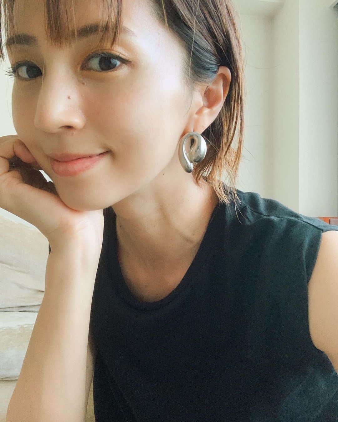 のインスタグラム：「マスクをするからリップなし✨ 大好きな @mioa.hairaccessory さんのヴィンテージのピアス。 ヘアアクセも、アクセも、ぜーんぶ好き❤️ . . . tops.. @plage_jp  pierce.. @mioa.hairaccessory  #accessory」