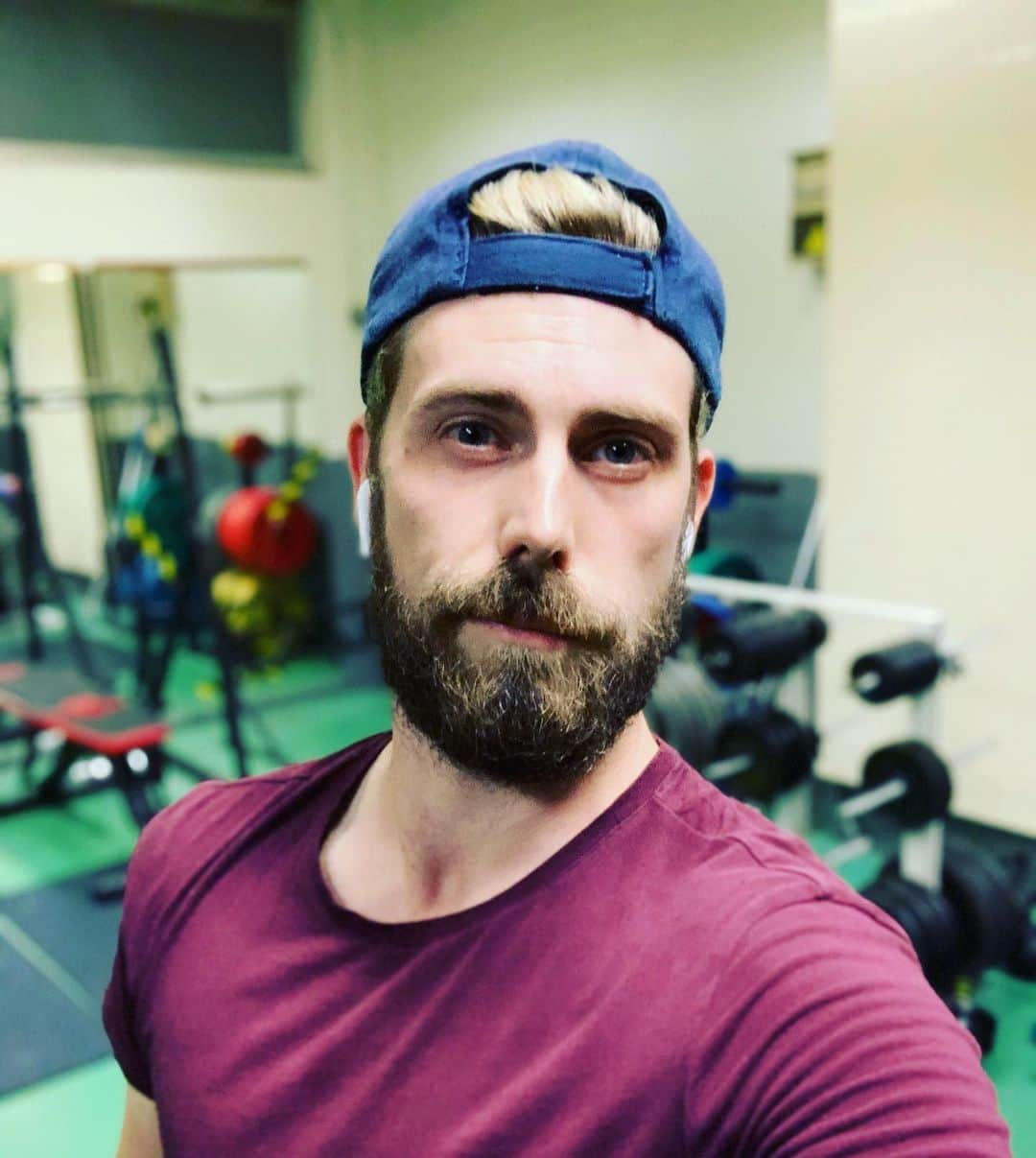 ニール・ブラウンのインスタグラム：「Monday morning workout ✅  #instamood #instapic #moodoftheday #workout #monday #instamoment #igers #igersoftheday #igerslyon #picoftheday #instagay #gay #lgbt #lyon #cute #beard #coachinglife #coach #icedancer #confluence #instafollow #followme #summervibes #summer」