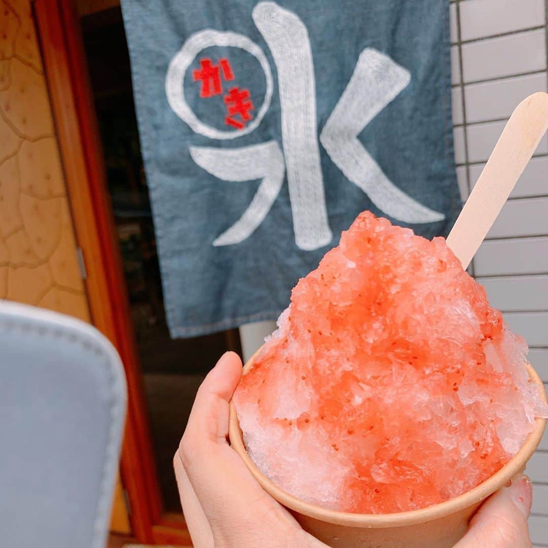 中村愛さんのインスタグラム写真 - (中村愛Instagram)「🍧♡ ・ ・ ・ 高価なかき氷が多い中 これ250円(^^)‼️ 手作りのシロップで いちごジャムみたいだった🥰 #かき氷  こういう写真載せるだけでも涼しげだあ‼️ 暑いけどきっと残り少しの夏。楽しみましょ(^^) #イチゴ #残暑」8月24日 16時42分 - nakamuramura_ai