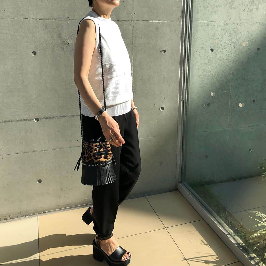 chikako0824のインスタグラム：「55歳になりました。 朝から掃除して娘とお茶に出かけて普通の毎日に感謝です😊 インスタグラムも昔、5年ぐらい前は頑張ってあげてたなと。 大好きな洋服、オシャレすることを改めて考えながら更新できますように♥️」