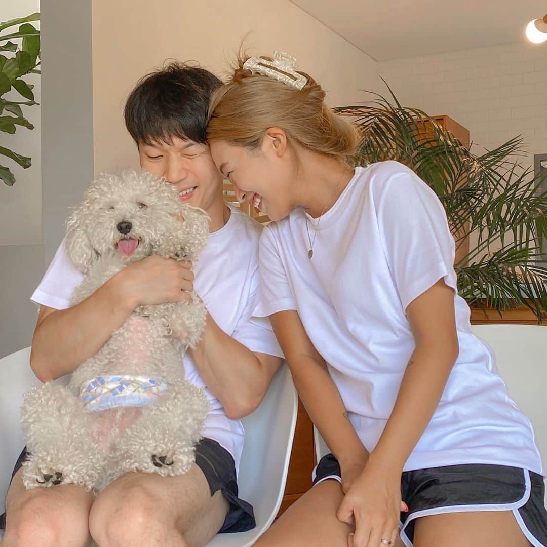 キム・ダヘのインスタグラム：「율무랑 오빠랑 가족사진 💛💛  현재 장마로 인하여 보호소 아이들이 더욱 더 열악한 환경에 처해있다고해요. 그래서 #펫프렌즈 에서 티셔츠를 판매하여 판매수익금 전액을 #한나네보호소 와 #나비야사랑해 에 기부한다고 합니다! 참고로 이 티셔츠는 편하고 세탁을 많이해도 변형이 잘 되지않는 좋은 소재라고해요!! 실제로 넥라인이 정말 탄탄해요 👍🏻 우리 함께 좋은일해요 여러분🤍  #wents#유기견후원#유기묘후원 #기부캠페인#유기견보호소 #유기묘보호소#사지말고입양하세요」