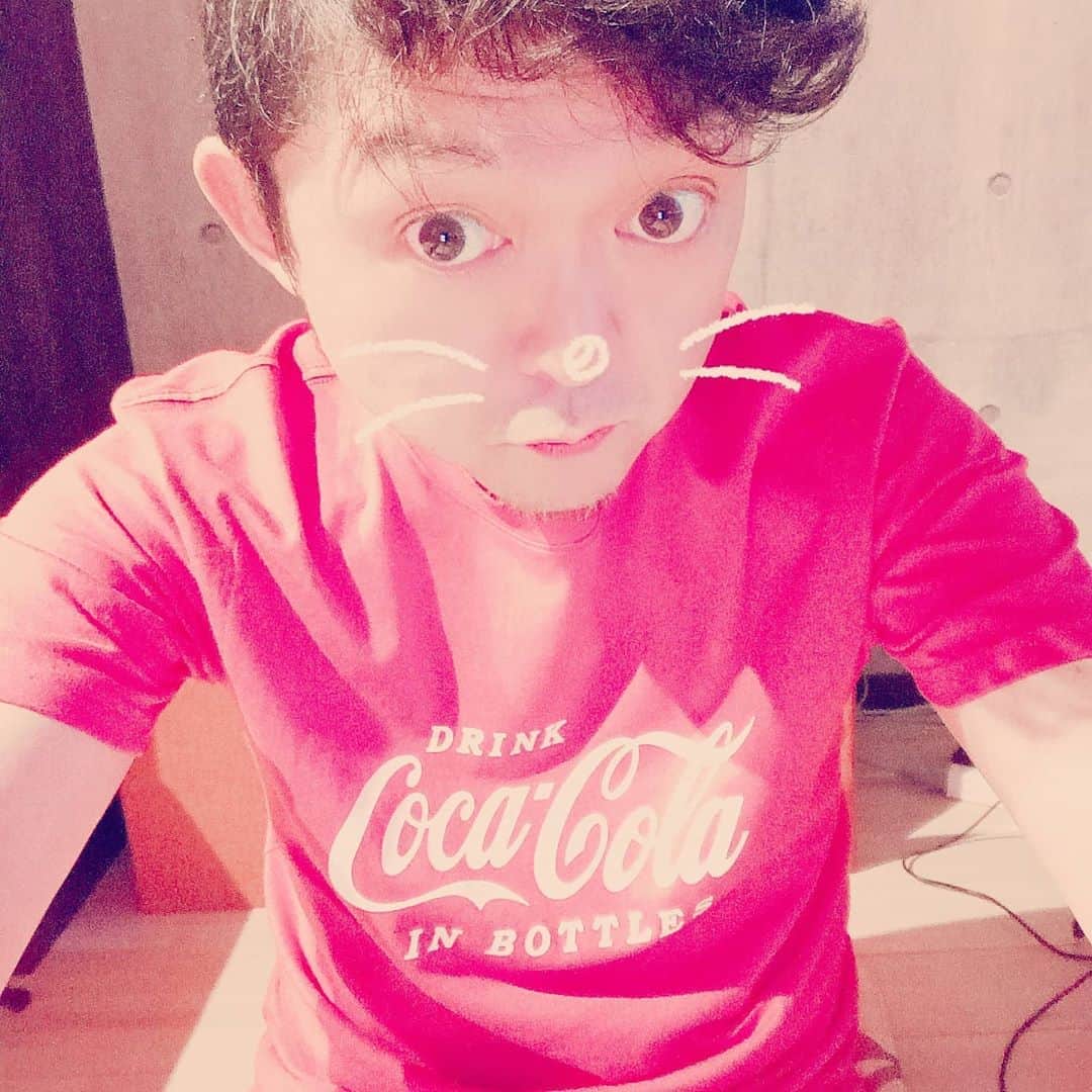 松本隆博のインスタグラム：「。 今日はラジオ収録でした(^○^) いつも楽しくて楽しくて…… 僕が(^-^)。 今日は｢ギターでうんちく｣ コーナー♪🎸☆♬は、、 僕が初めて自分のお小遣いで 買ったレコードの歌の話です。 (^○^)」