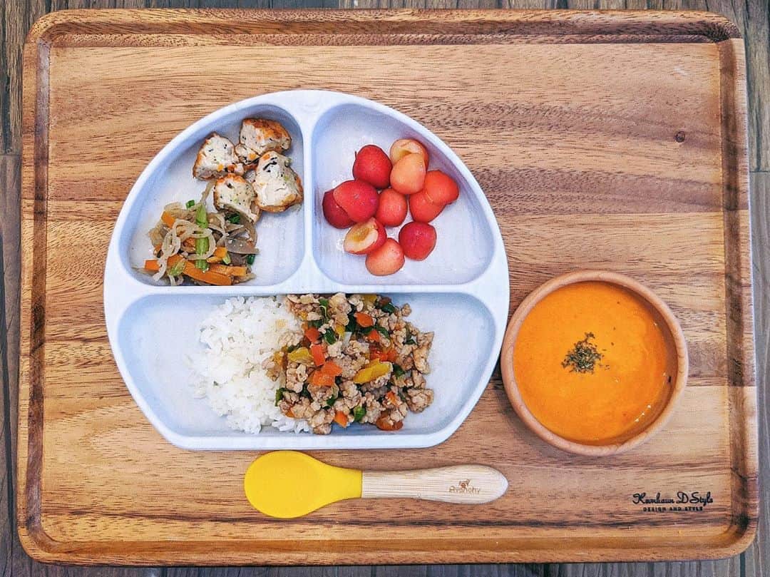 ソンイのインスタグラム：「息子ご飯まとめ👦🏻🥣﻿ ﻿ ①﻿ 🌮ガパオ風そぼろ炒め﻿ 🍚白米﻿ 🍘ひじきと豆腐のさつま揚げ﻿ 🥕切り干し大根の金平﻿ 🥕人参のポタージュ﻿ 🍒さくらんぼ﻿ ﻿ ②﻿ 🥬豚肉・大根・青梗菜の中華炒め﻿ 🍚枝豆と昆布の混ぜご飯﻿ 🍠かぼちゃコロッケ﻿ 🍲お味噌汁﻿ 🍈メロン﻿ ﻿ ③﻿ 🍲肉うどん﻿ 🥗ひじきと豆腐のサラダ﻿ 🍳だし巻き卵﻿ ﻿ ④﻿ 🍲鮭とブロッコリーのシチュー﻿ 🍚白米﻿ 🍳スクランブルエッグ﻿ 🥬ほうれん草ソテー﻿ 🍒さくらんぼ﻿ ﻿ ⑤﻿ 🍲肉じゃが﻿ 🍚白米﻿ 🍳かに玉餡掛け﻿ 🐟焼き鮭﻿ 🍲お味噌汁﻿ ﻿ ⑥﻿ 🍛鮭と夏野菜のトマトカレー﻿ 🥬ほうれん草ソテー﻿ 🥔ポテトサラダ﻿ ﻿ ﻿ #ソンイ子供ご飯 #ソンイ離乳食 #ソンイ飯﻿ #幼児食記録 #離乳食完了期 #幼児食﻿ #かみかみ期 #ぱくぱく期 #幼児食メニュー﻿ #生後17ヶ月  #1歳5ヶ月」