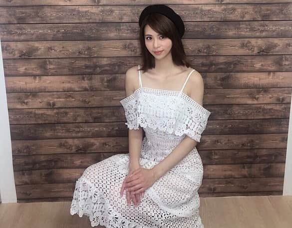 山本成美のインスタグラム：「お誕生日祝いにゆうはりプレゼントしてもらって先々週やっと行ったんだけど良すぎて即ガチリピートしてきた♡ 美容に詳しいお友達の紹介なんだけどさすがでした👏大好き . . いつまでも年齢不詳でいたいから通う🤣良いところは本気でリピートしまくってるよ笑 . . #1枚目の写真は可愛いやつ笑 . .  #ゆうはり #針 #たるみ撲滅運動  #美容 #年齢不詳」