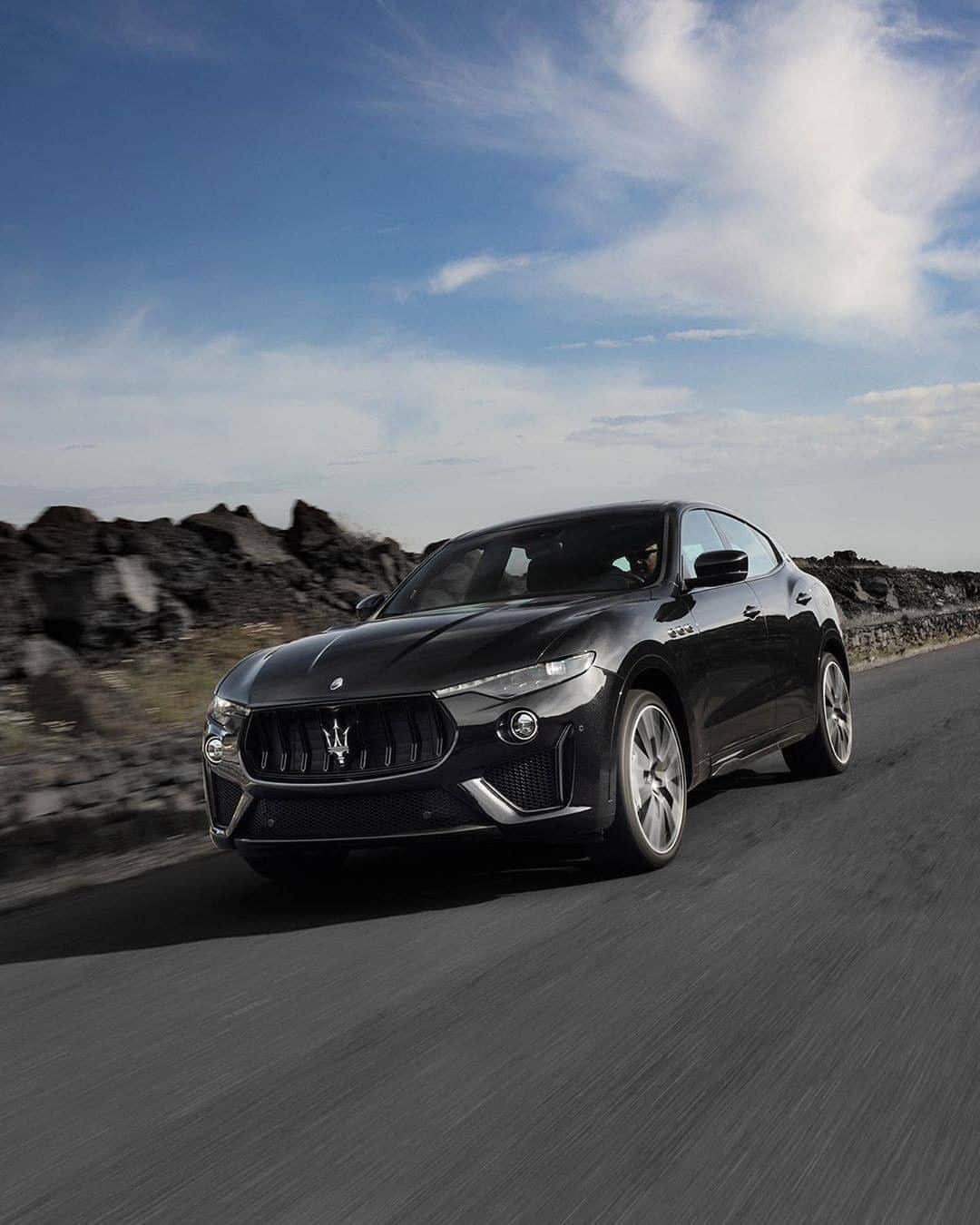 Maserati Japan | マセラティ ジャパンのインスタグラム：「勇猛でありながら洗練されたレヴァンテトロフェオのスタイリング。ドライバーの冒険心を、もっとも優雅なかたちで体現するマセラティのSUVです。  #Maserati #マセラティ  #MaseratiJapan #マセラティジャパン #LevanteTrofeo #レヴァンテトロフェオ」