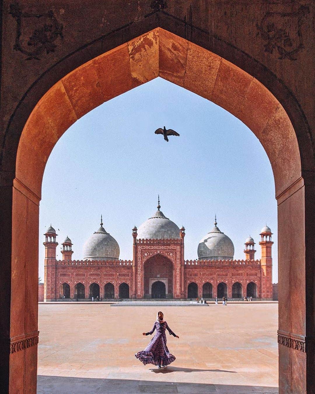 BEAUTIFUL DESTINATIONSさんのインスタグラム写真 - (BEAUTIFUL DESTINATIONSInstagram)「Located in Pakistan's cultural capital is Badshahi Mosque, one of the largest mosques in the world. 🕌 Its architects designed the mosque to exude boldness, vastness and majesty. You'll truly appreciate its beauty, grace, strength, and power once you set your foot in Lahore.  Have you thought of exploring Pakistan? To those who have been here, share with your journey and recommendations! 🇵🇰  📸 @thediaryofanomad 📍Badshahi Mosque」8月24日 17時11分 - beautifuldestinations