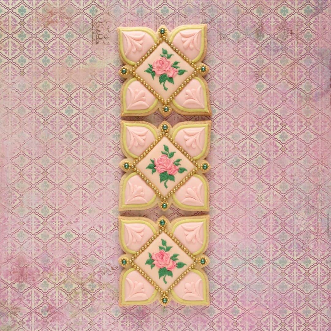のインスタグラム：「Petit rose tile cookies inspired by Peranakan tiles🌸﻿ ﻿ 🌸🌸🌸﻿ ﻿ #artofkunika」