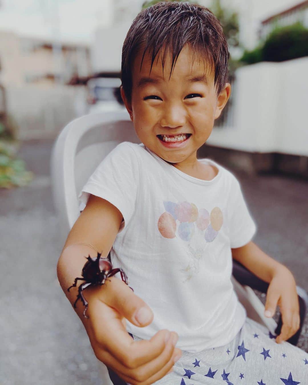 SAYのインスタグラム：「夜のお散歩で見つけたカブトムシ。  東京にも天然物がいるなんて、 幸せビックリ❤️」